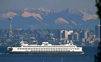 seattle-cruise-city-in-background